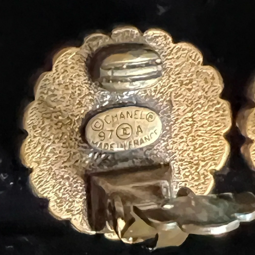 Authentic Chanel clips earrings - Picture 4 of 8